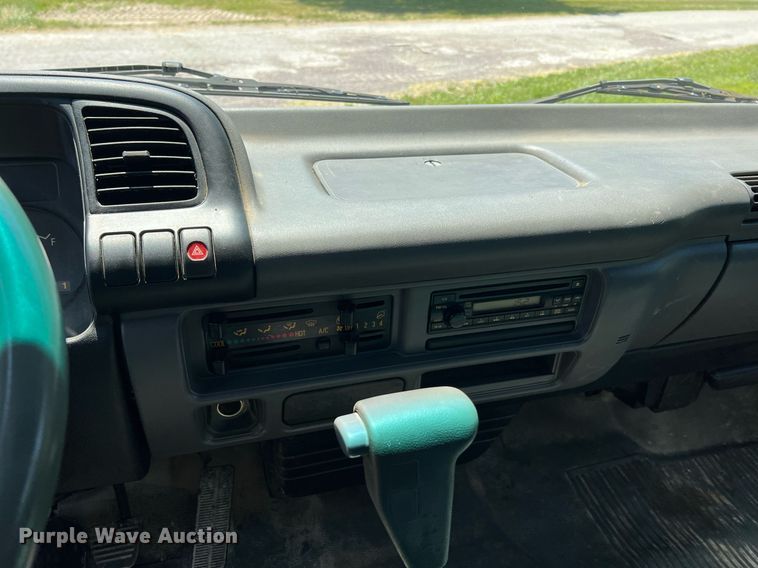 image for item DO2189 2005 Isuzu NPR  flatbed truck