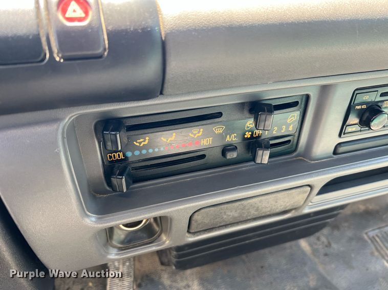 image for item DO2189 2005 Isuzu NPR  flatbed truck