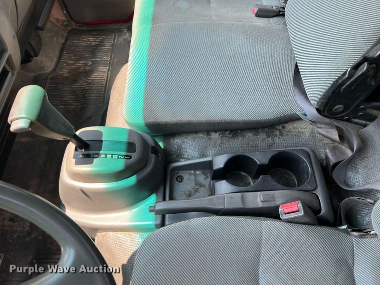 image for item DO2189 2005 Isuzu NPR  flatbed truck