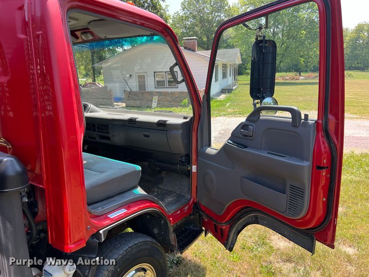 image for item DO2189 2005 Isuzu NPR  flatbed truck