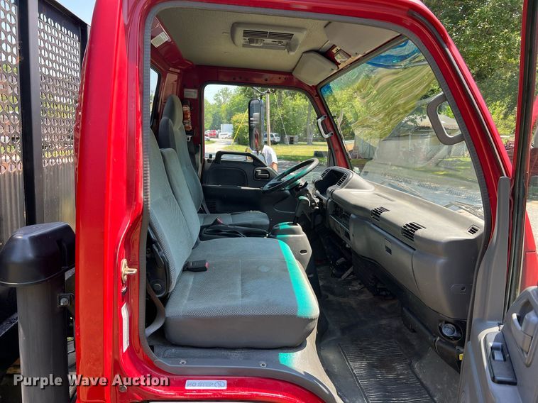 image for item DO2189 2005 Isuzu NPR  flatbed truck