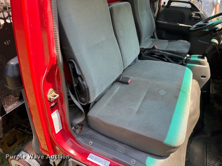 image for item DO2189 2005 Isuzu NPR  flatbed truck