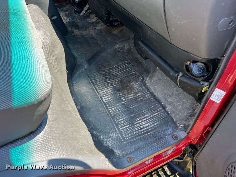 image for item DO2189 2005 Isuzu NPR  flatbed truck