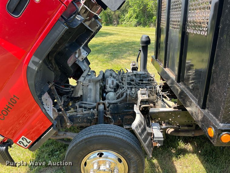 image for item DO2189 2005 Isuzu NPR  flatbed truck