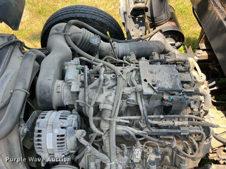 image for item DO2189 2005 Isuzu NPR  flatbed truck