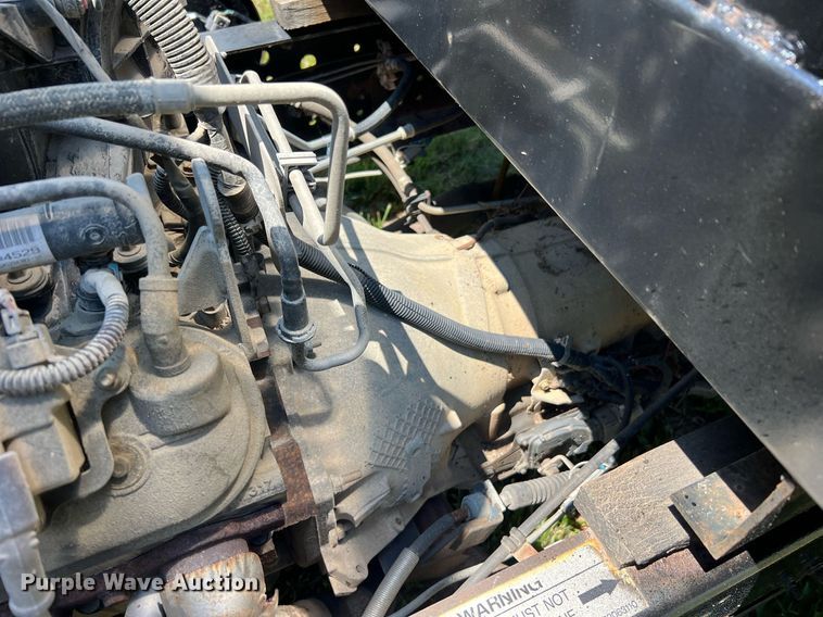 image for item DO2189 2005 Isuzu NPR  flatbed truck