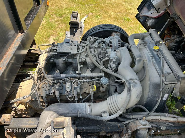 image for item DO2189 2005 Isuzu NPR  flatbed truck