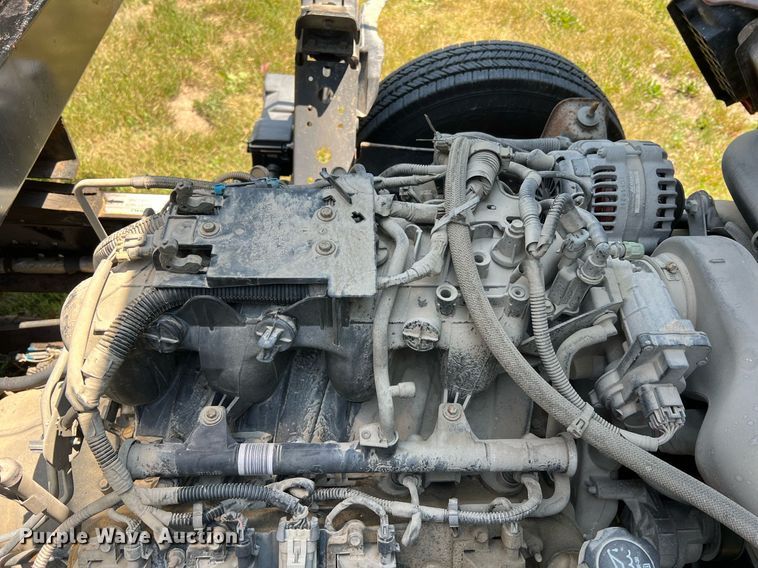 image for item DO2189 2005 Isuzu NPR  flatbed truck