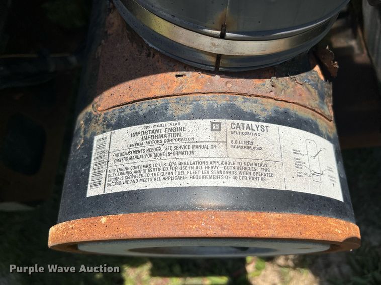 image for item DO2189 2005 Isuzu NPR  flatbed truck