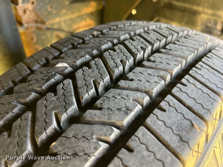 image for item DO2189 2005 Isuzu NPR  flatbed truck