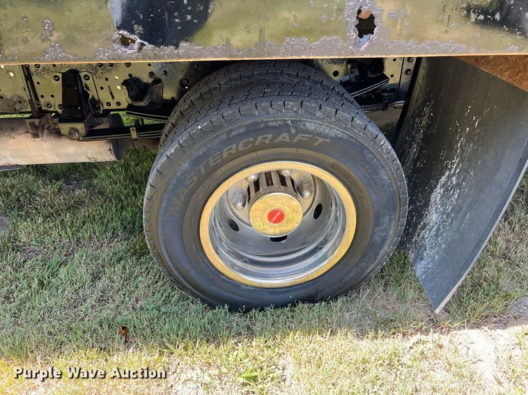 image for item DO2189 2005 Isuzu NPR  flatbed truck