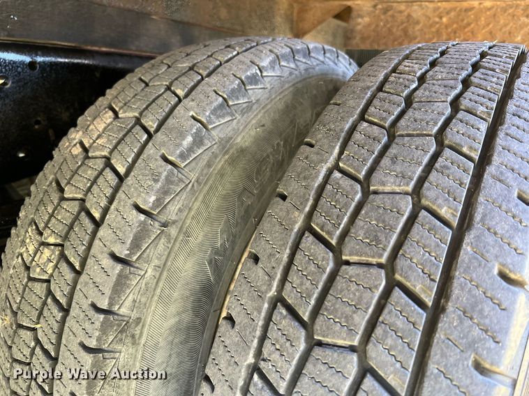 image for item DO2189 2005 Isuzu NPR  flatbed truck