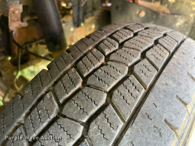 image for item DO2189 2005 Isuzu NPR  flatbed truck