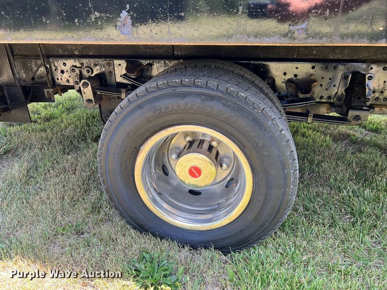 image for item DO2189 2005 Isuzu NPR  flatbed truck