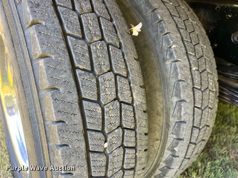 image for item DO2189 2005 Isuzu NPR  flatbed truck