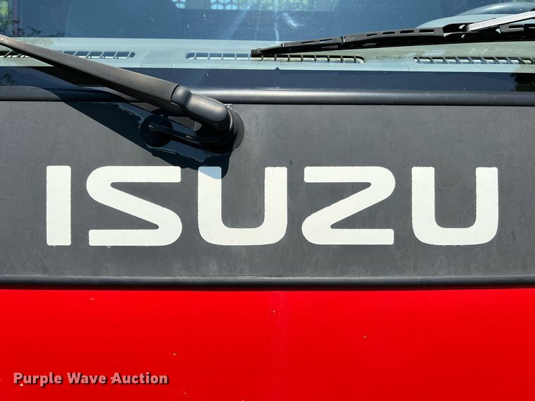 image for item DO2189 2005 Isuzu NPR  flatbed truck