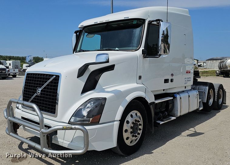 image for item DO2813 2018 Volvo VNL  semi truck