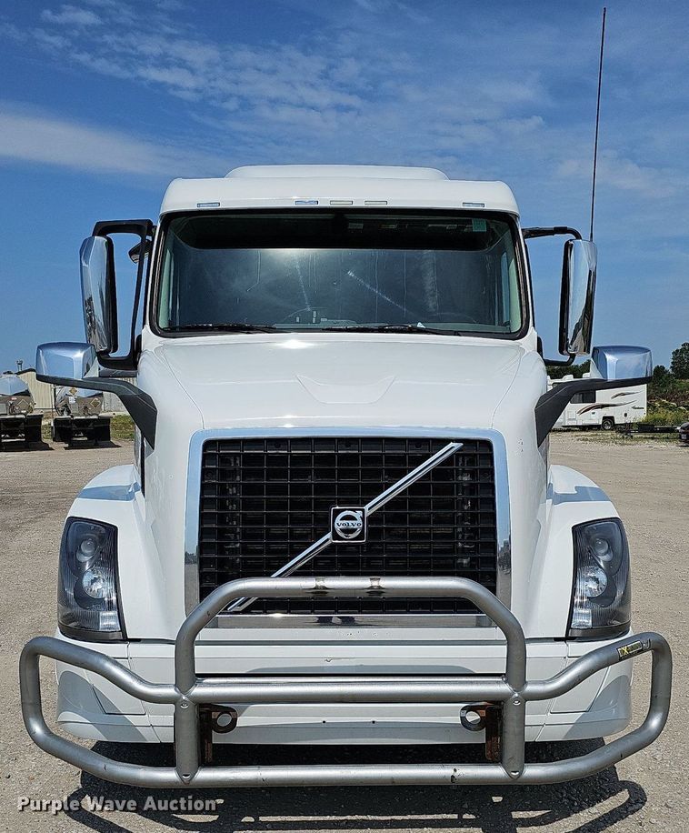 image for item DO2813 2018 Volvo VNL  semi truck