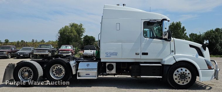 image for item DO2813 2018 Volvo VNL  semi truck