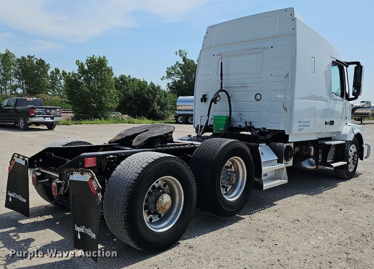 image for item DO2813 2018 Volvo VNL  semi truck