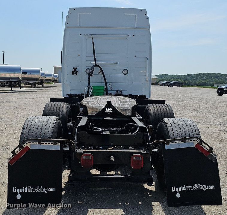 image for item DO2813 2018 Volvo VNL  semi truck