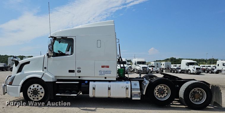 image for item DO2813 2018 Volvo VNL  semi truck