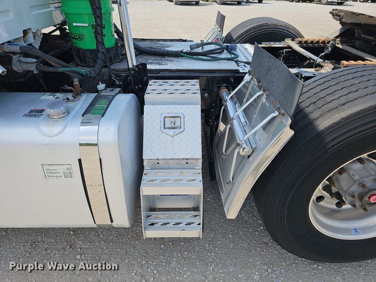 image for item DO2813 2018 Volvo VNL  semi truck