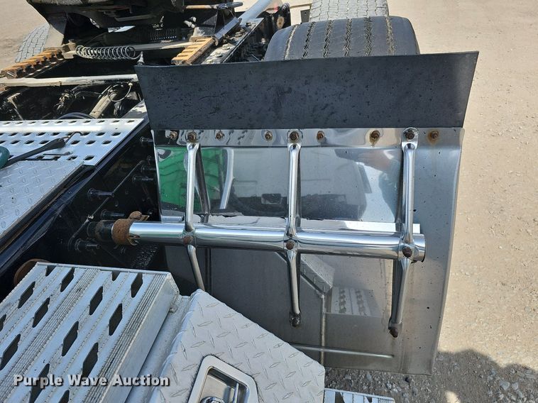 image for item DO2813 2018 Volvo VNL  semi truck