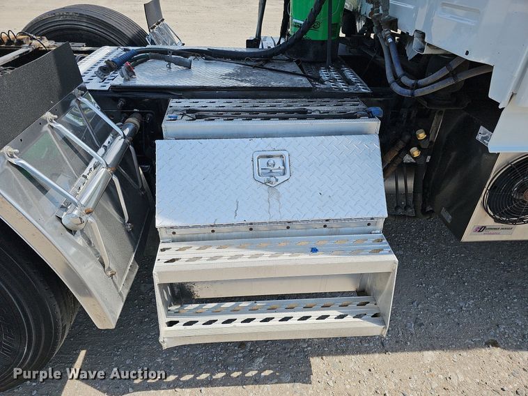 image for item DO2813 2018 Volvo VNL  semi truck