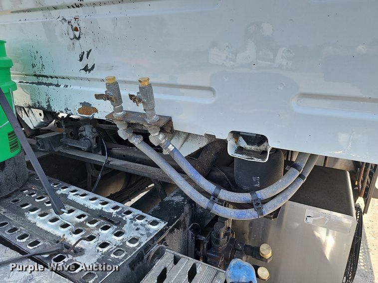 image for item DO2813 2018 Volvo VNL  semi truck