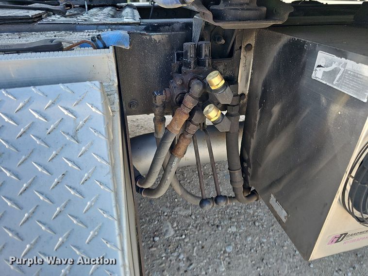 image for item DO2813 2018 Volvo VNL  semi truck