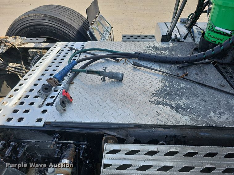 image for item DO2813 2018 Volvo VNL  semi truck