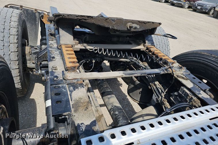 image for item DO2813 2018 Volvo VNL  semi truck