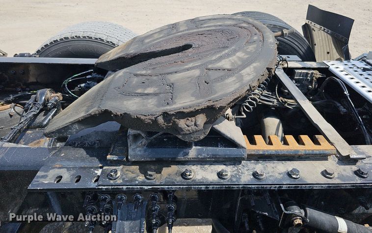 image for item DO2813 2018 Volvo VNL  semi truck