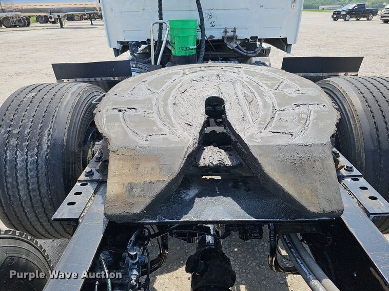 image for item DO2813 2018 Volvo VNL  semi truck