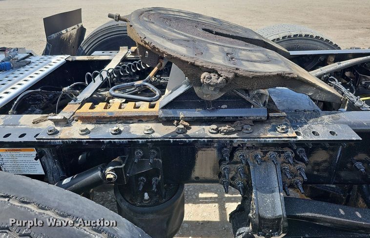 image for item DO2813 2018 Volvo VNL  semi truck