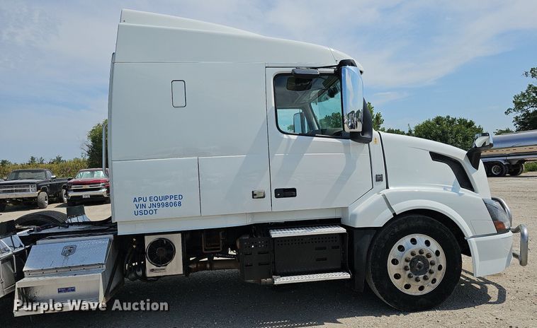 image for item DO2813 2018 Volvo VNL  semi truck