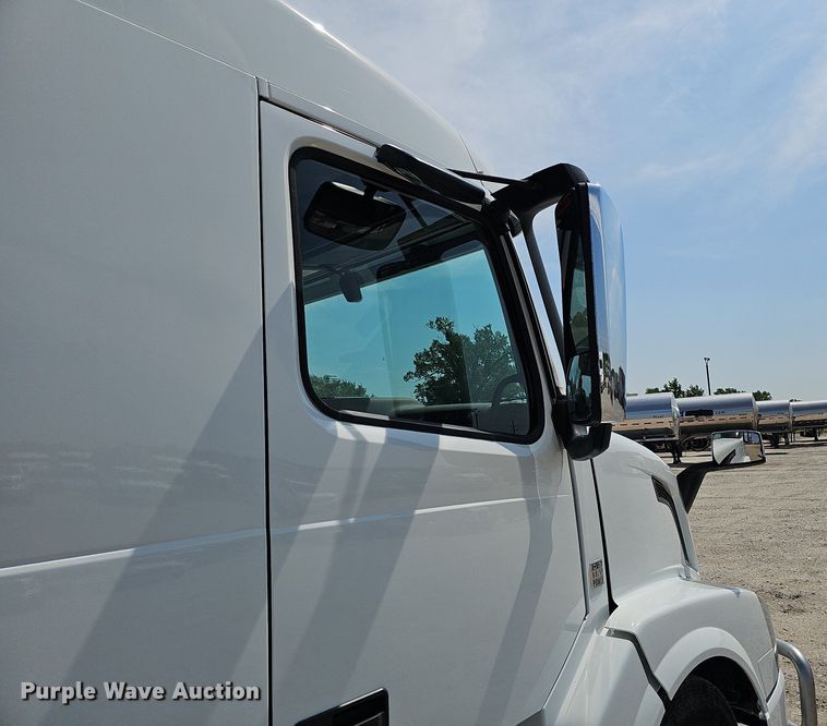 image for item DO2813 2018 Volvo VNL  semi truck