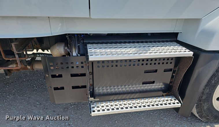 image for item DO2813 2018 Volvo VNL  semi truck