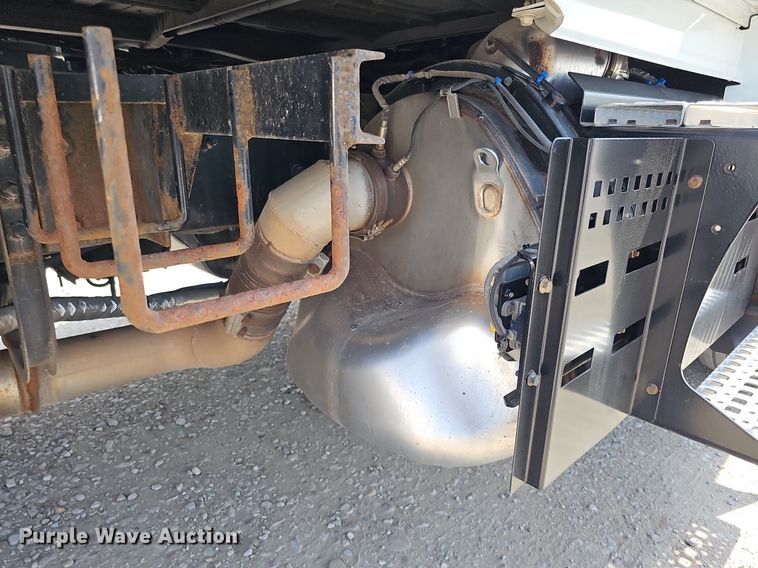 image for item DO2813 2018 Volvo VNL  semi truck