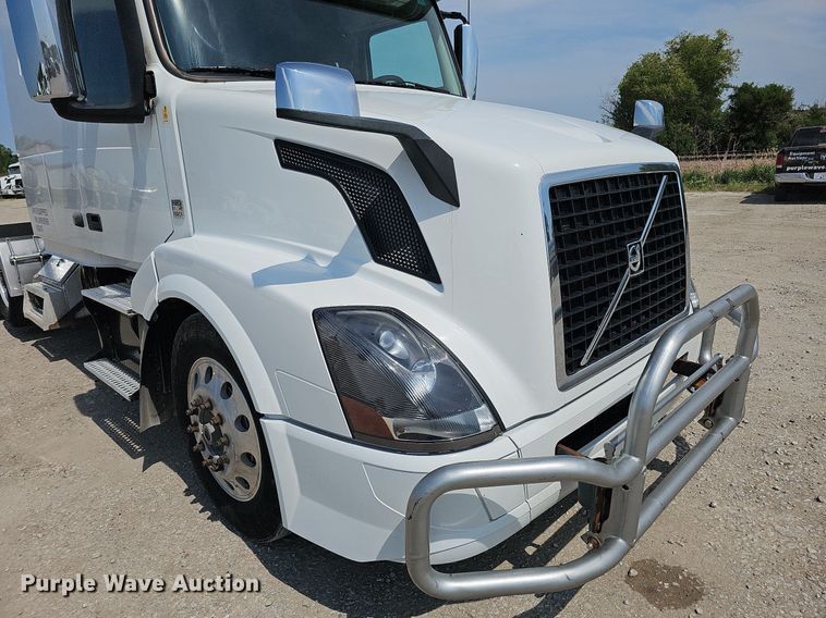 image for item DO2813 2018 Volvo VNL  semi truck