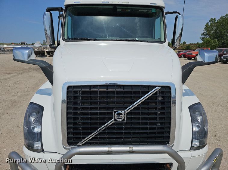 image for item DO2813 2018 Volvo VNL  semi truck