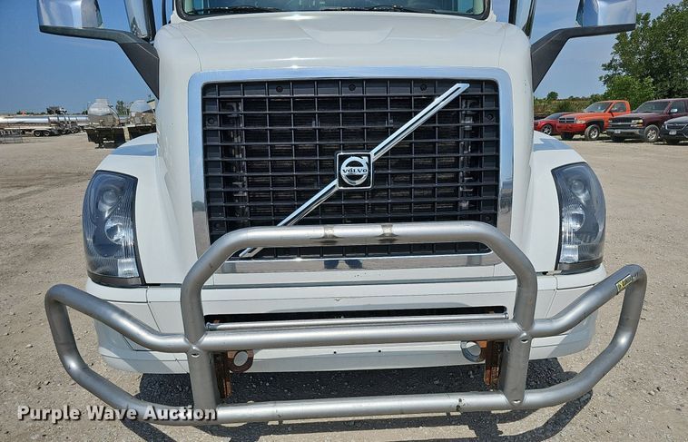 image for item DO2813 2018 Volvo VNL  semi truck