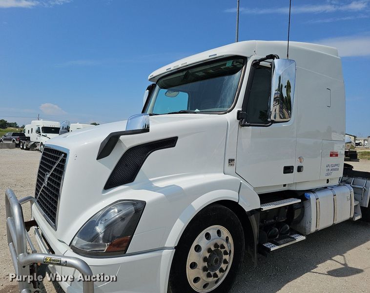 image for item DO2813 2018 Volvo VNL  semi truck