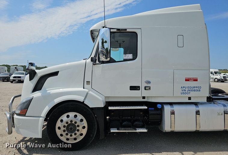 image for item DO2813 2018 Volvo VNL  semi truck