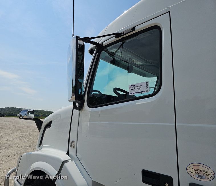 image for item DO2813 2018 Volvo VNL  semi truck