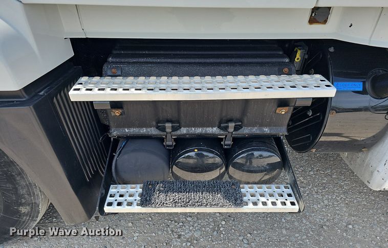 image for item DO2813 2018 Volvo VNL  semi truck