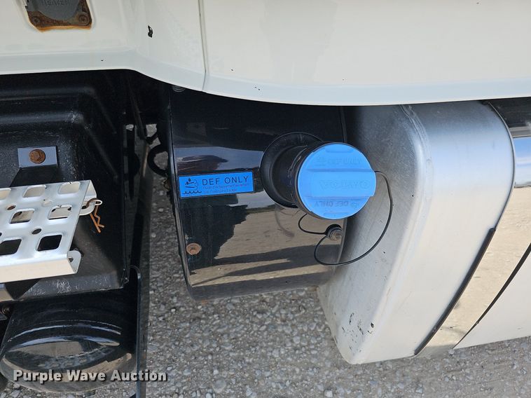 image for item DO2813 2018 Volvo VNL  semi truck