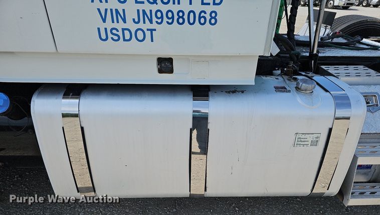 image for item DO2813 2018 Volvo VNL  semi truck