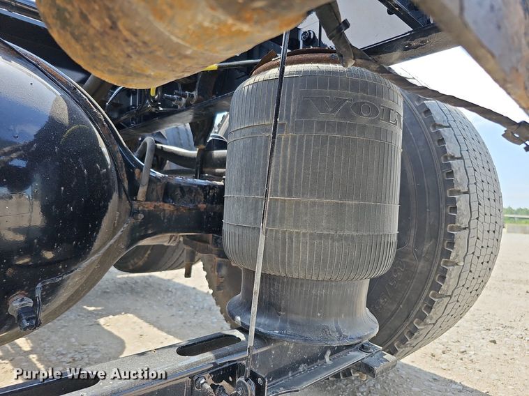 image for item DO2813 2018 Volvo VNL  semi truck